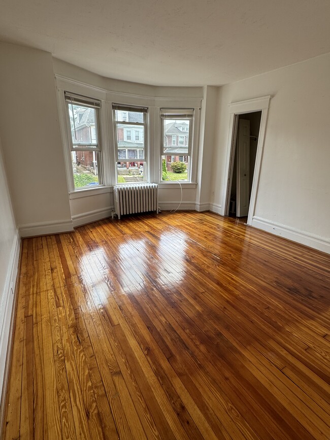 Building Photo - Charming 2 Bed/1 Bath Home: Ideal location...