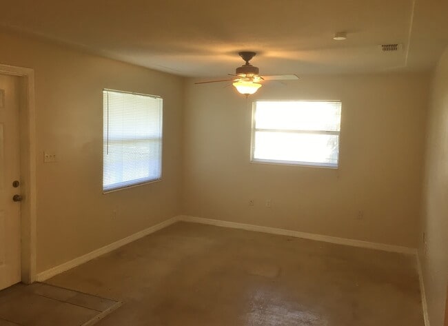 Building Photo - 3 Bedroom, 2 Bath Single Family Home