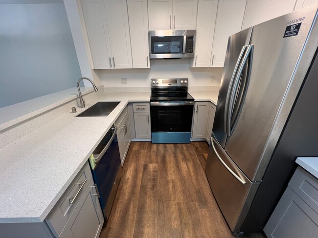 Building Photo - Renovated Fremont 2 Bed / 1 Bath Condo wit...