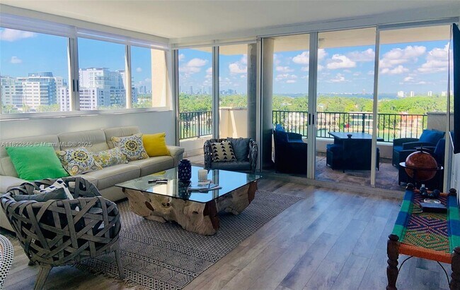 Foto del edificio - 6422 Collins Ave