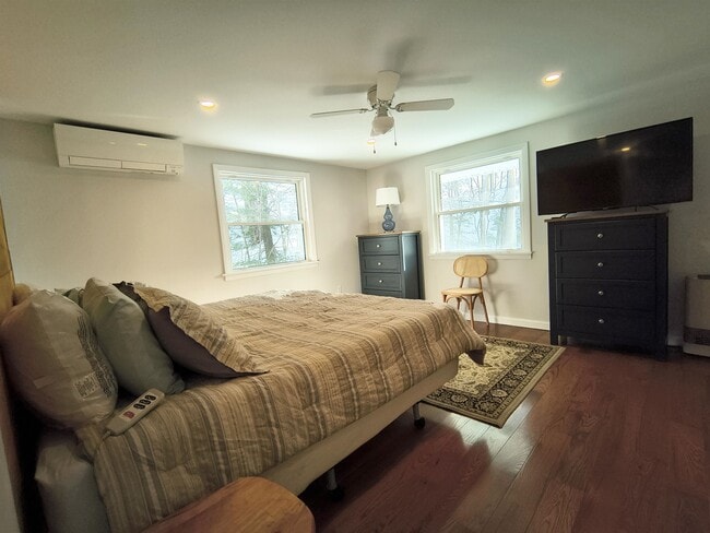 Building Photo - 1330 Lake St