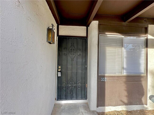Building Photo - 1405 E Vegas Valley Dr