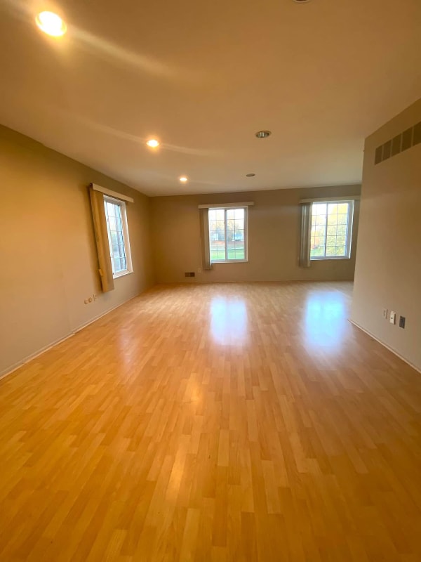 Building Photo - 628 E Fox Hills Dr