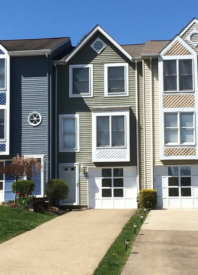 Building Photo - 2207 Hawthorne Drive