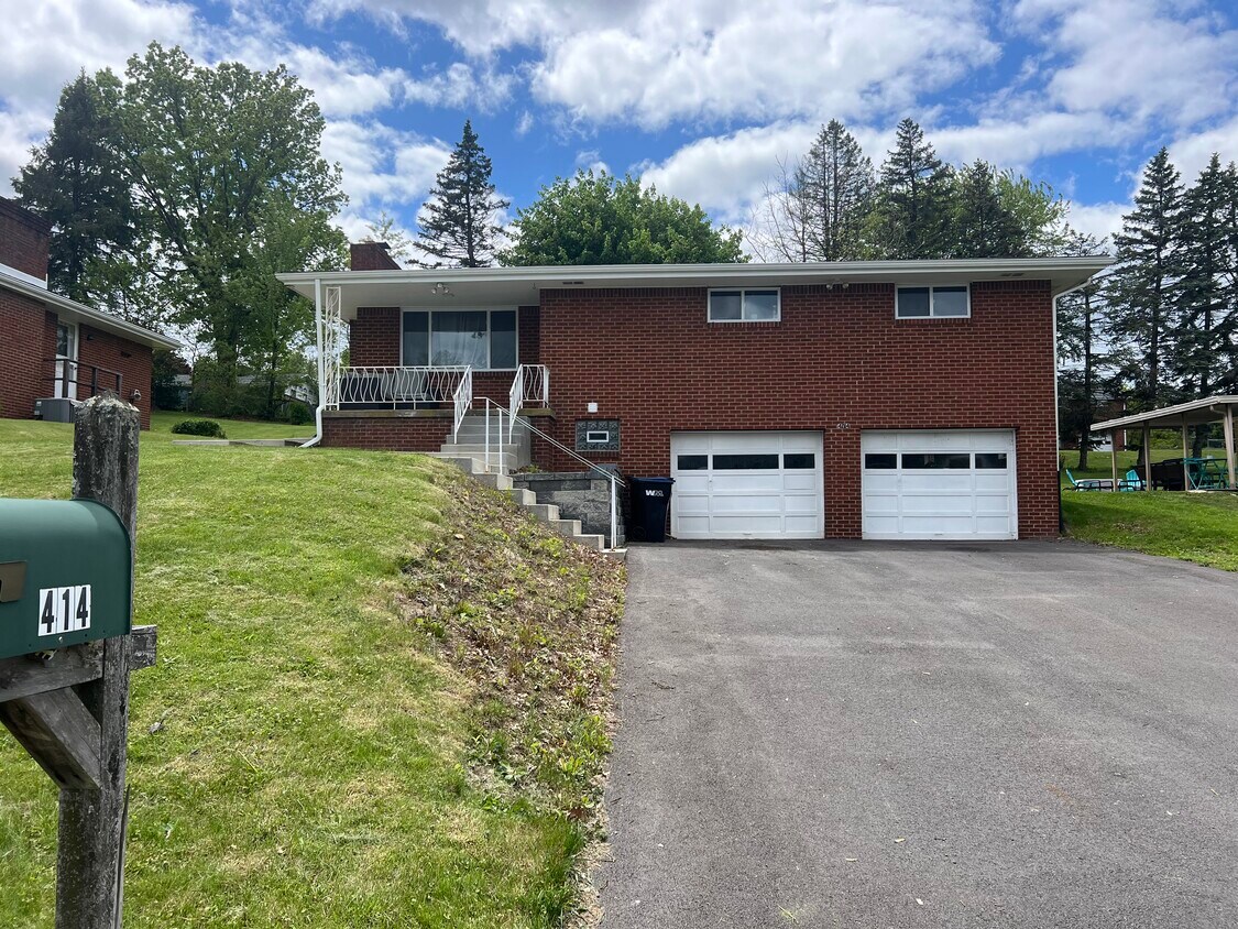 Foto principal - 414 Wyndhurst Dr