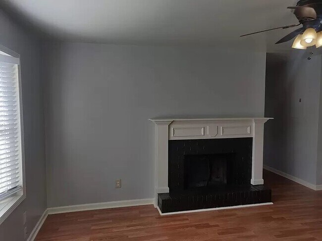 Foto del edificio - Immediate move -in.