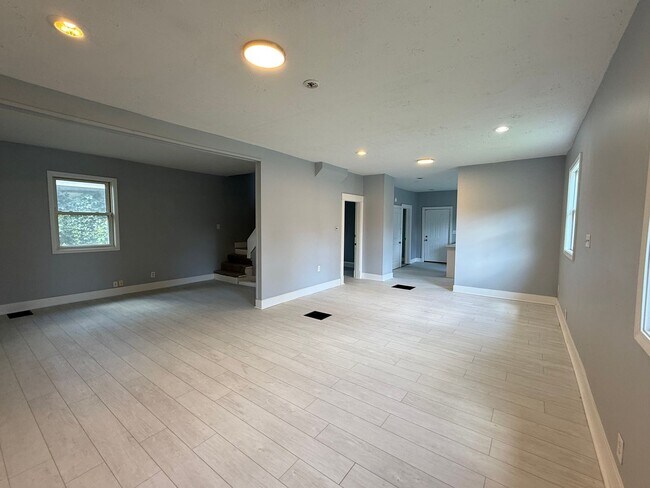 Building Photo - 2801 Columbia Ave