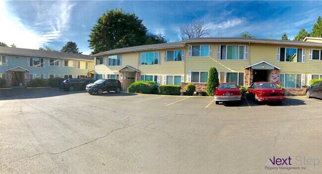 Foto del edificio - **SEE LEASING SPECIAL BELOW** Spacious Top Floor Unit~ Great Natural Light~ Updated with Great St...