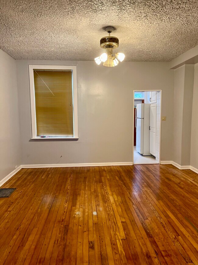 Sala de estar - 3020 Kenyon Ave