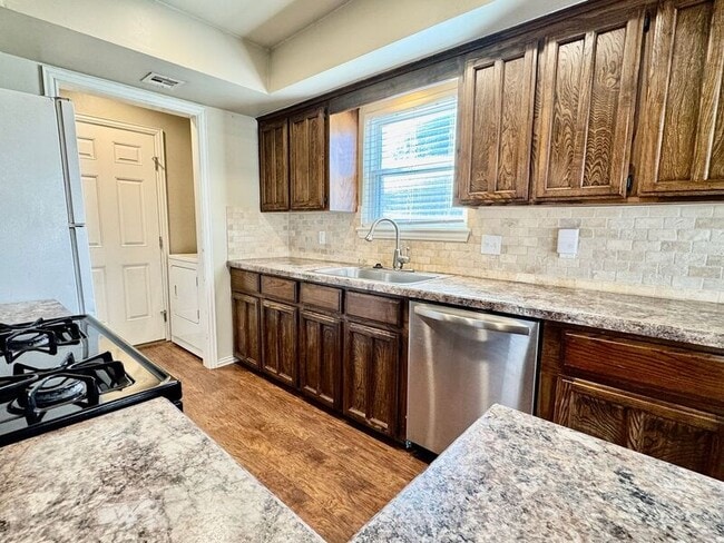 Building Photo - 8841 E 93rd St