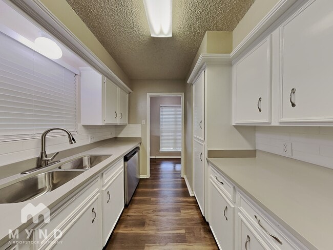Building Photo - 4801 Meadowood Dr