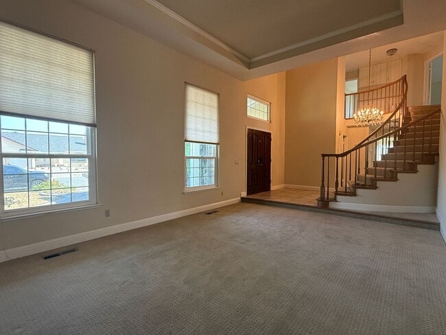 Building Photo - Spacious Updated 4 Bedroom 2.5 Bath Home i...