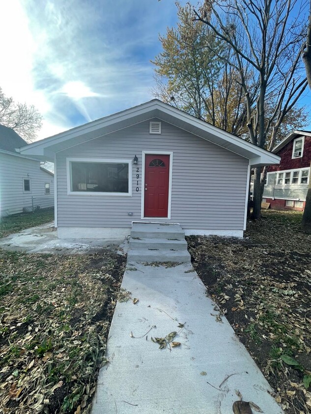Foto principal - Updated 2 Bedroom with Large Back Yard