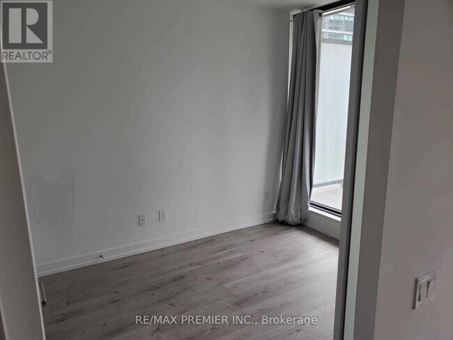 Photo du bâtiment - 161 Roehampton Ave