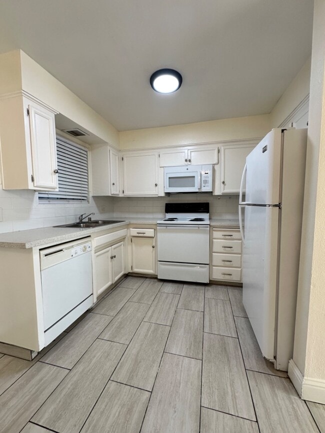 Building Photo - 3318 E Sierra Madre Ave