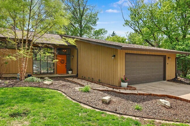 Building Photo - 1010 Parkview Dr