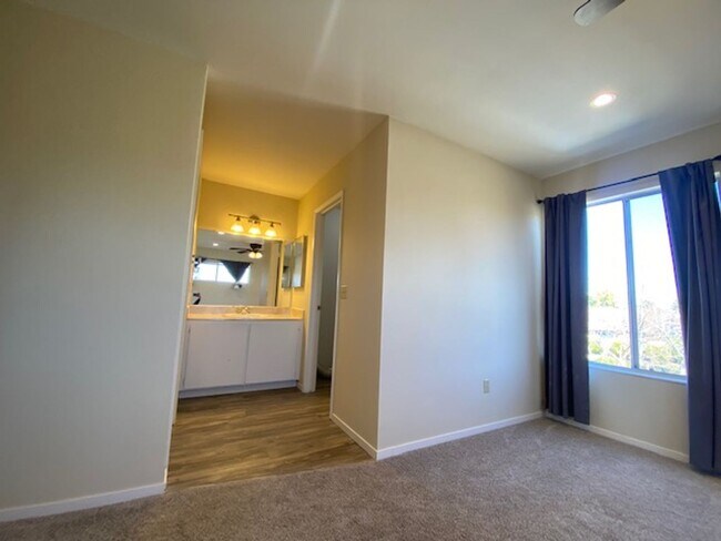 Building Photo - Spacious 5 Bed/4 Bath~