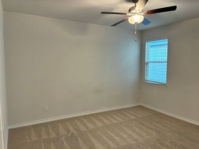 Foto del edificio - 3BR/2BA w/ Fenced Yard + Assigned Parking in Liberty Hill, TX