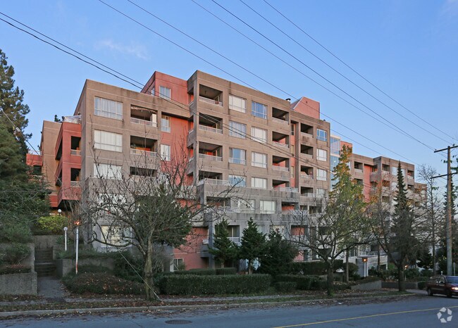 Building Photo - The Elmwood Apartments