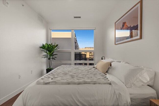 Building Photo - 644 400 W