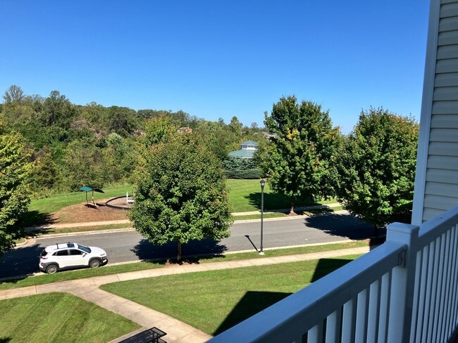 Building Photo - 3 bedroom, 2 bath condo with balcony, new floors, and new paint.