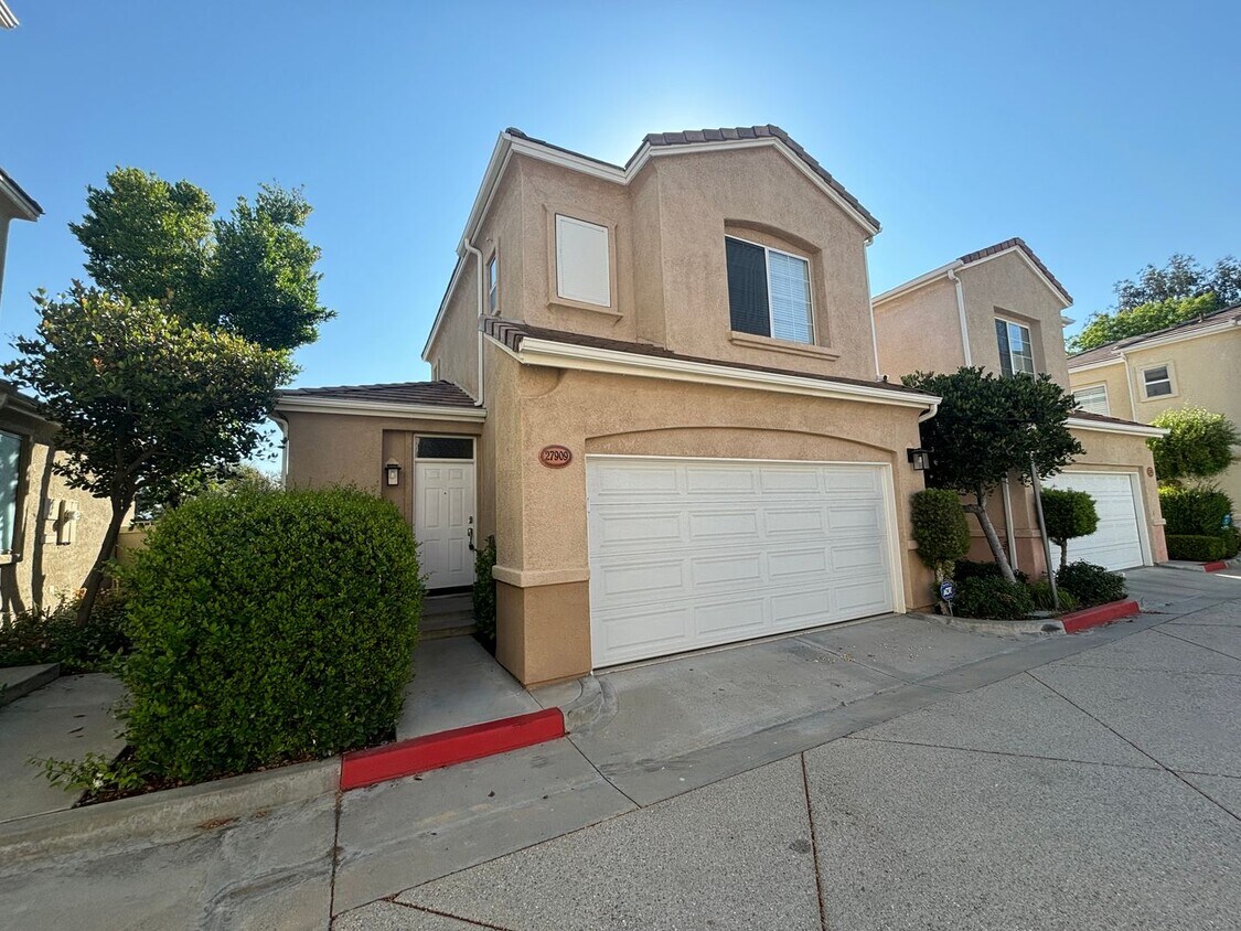 Foto principal - Charming 2-Bedroom Townhome in Valencia wi...