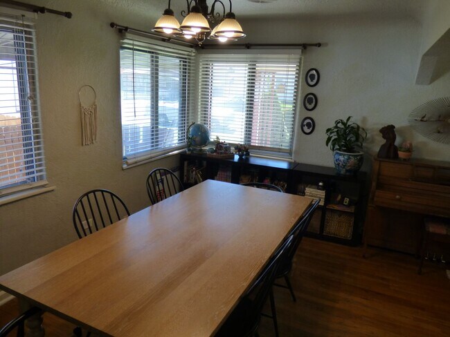 Building Photo - $0 DEPOSIT OPTION! Beautifully Upgraded 3-...