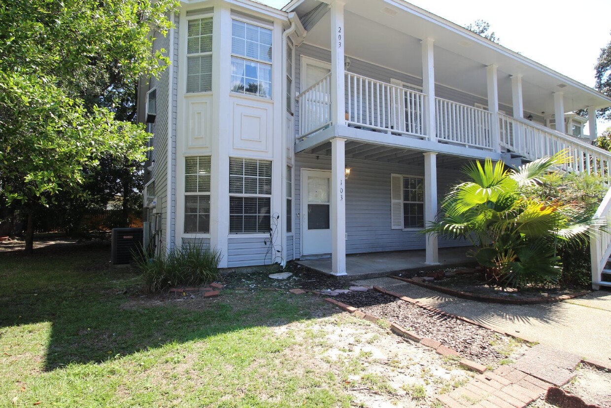 Foto principal - 2 Bed, 2 Bath 1st Floor Condo Near Pensaco...