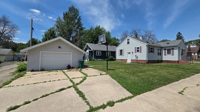 Foto del edificio - 2bed 1 bath home with detached garage