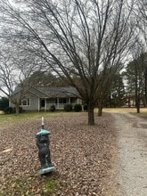 Building Photo - 812 Stephanie Pl