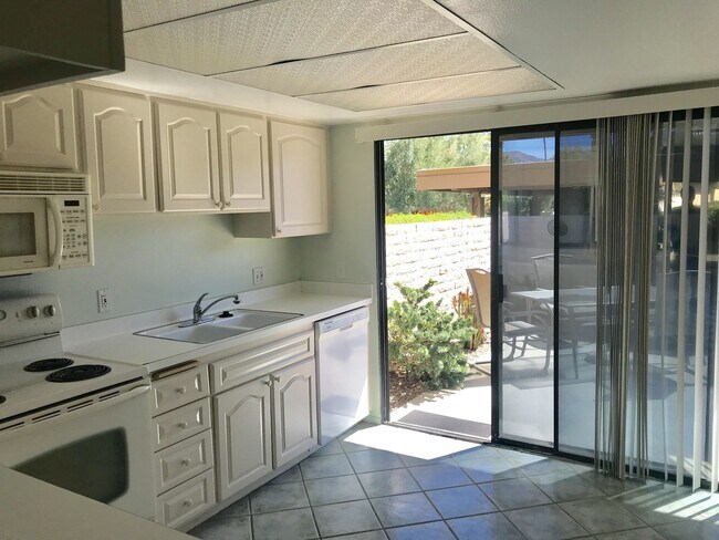 Building Photo - 2273 Los Patos Dr