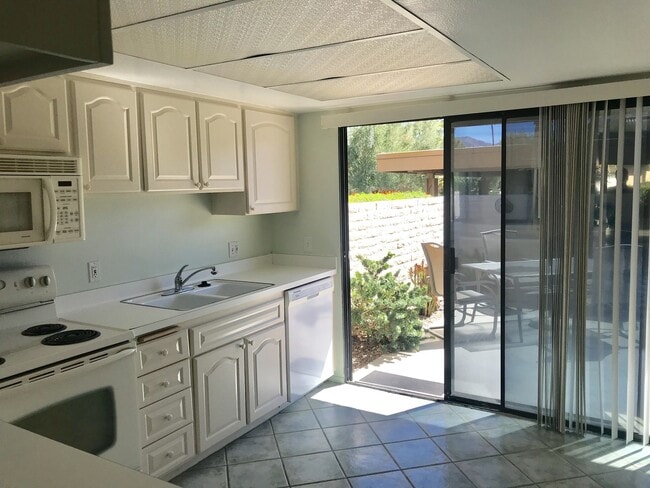 Building Photo - AVAILABLE NOW! 2 Bedroom 2 Bathroom Condo ...