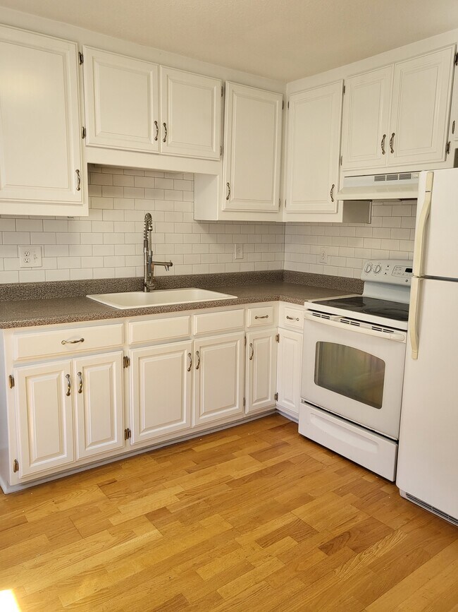 Building Photo - 211 W 73rd Terrace