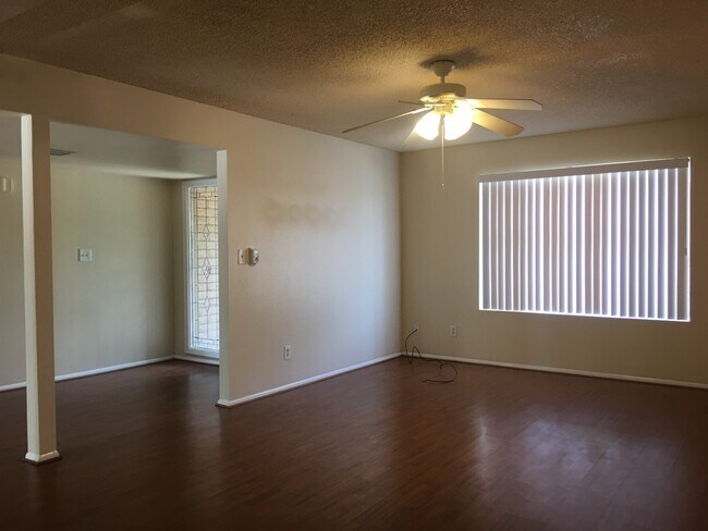 Foto del edificio - Tempe 4 Bed 2 Bath Includes Pool & Landscaping - Great Location