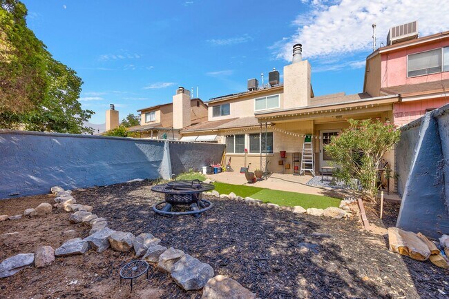 Foto del edificio - Spacious & Stylish Two-Story Duplex That T...