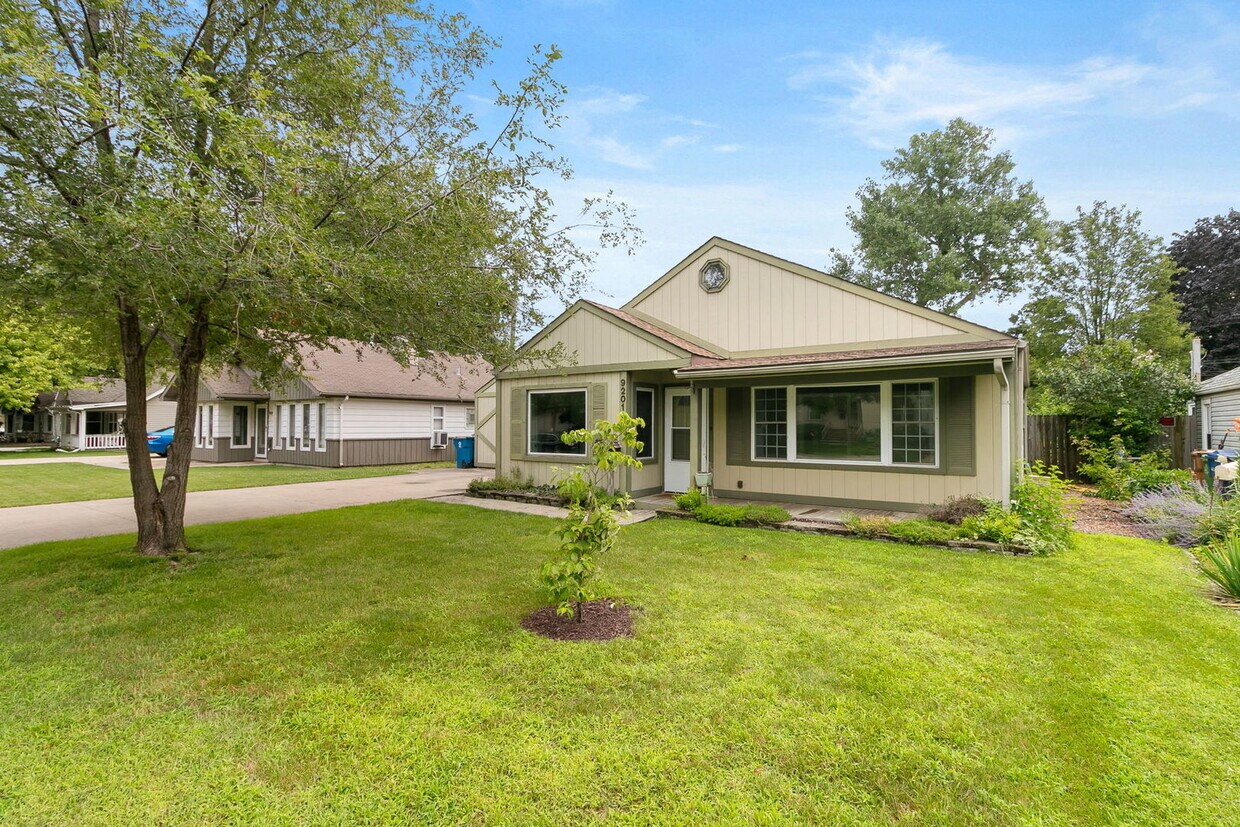 Primary Photo - 9201 Lynwood Dr
