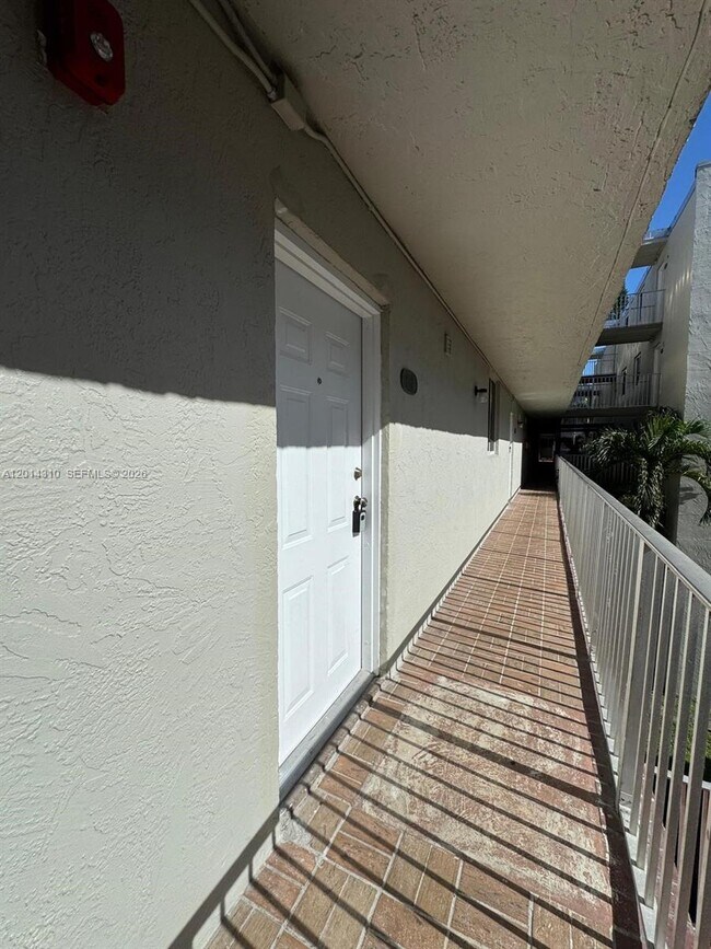 Foto del edificio - 10090 NW 80th Ct