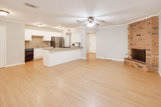 Foto del edificio - JULY 2025 PRE-LEASE!!  Great 3 Bedroom 2 B...