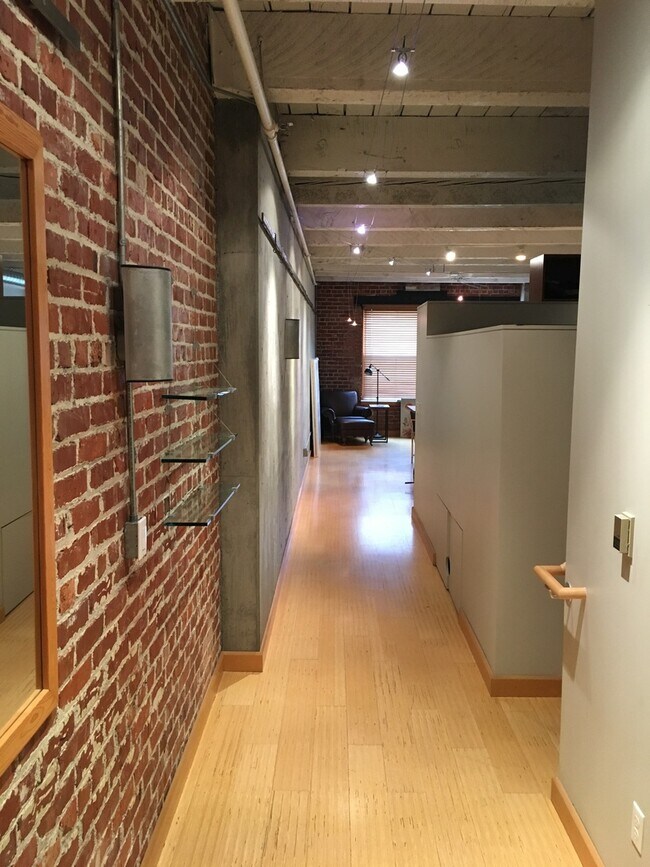 Foto del edificio - Historic Chown Pella Lofts - east facing studio w/parking/most utilities/rooftop deck