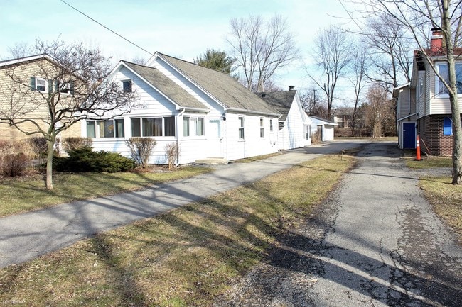 Building Photo - 3 br, 1.5 bath House - 1133 E Lake Dr
