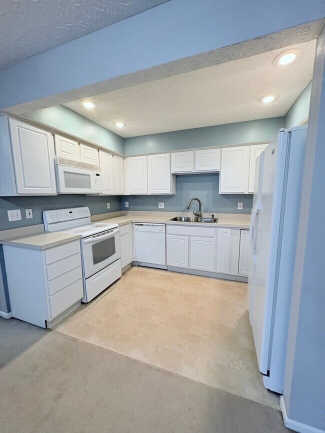 Building Photo - Beautiful 3BR 3BA w/ Attached Garage • White-Appliance Kitchen • HOA Lawn Care in Dublin