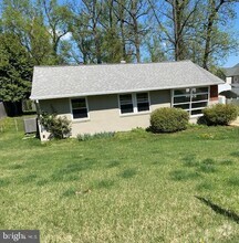 Building Photo - 6406 Maplewood Dr