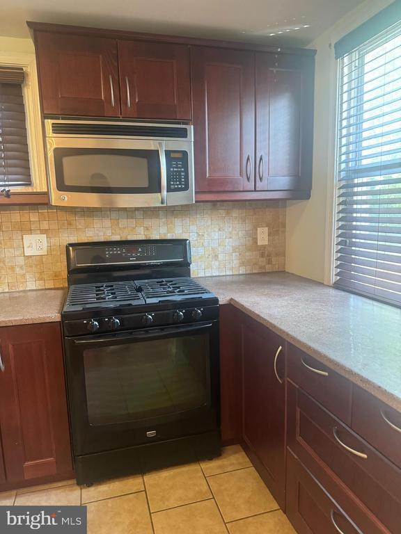 Foto del edificio - 2436 Stoneybrook Ln