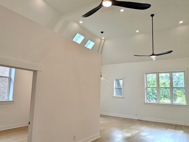 Photo - 1457 N California Ave Apartments