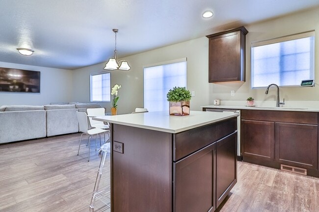 Building Photo - 1063 W Osprey Dr