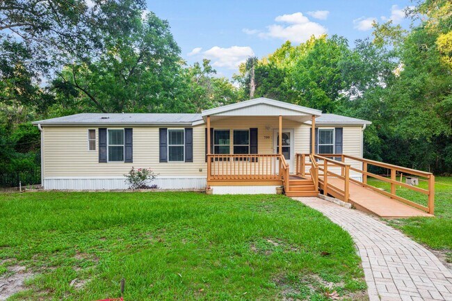 Building Photo - 700 Persimmon St