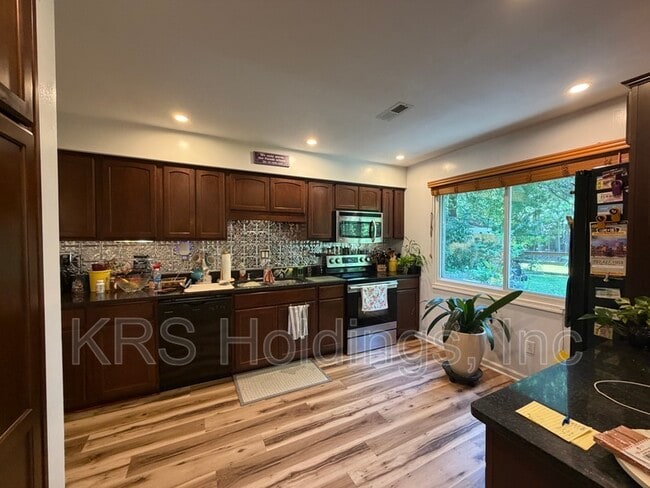 Building Photo - 3877 Sherman Oaks Ave