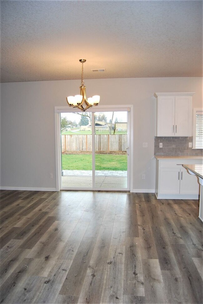 Foto del edificio - 4 Bedroom 2.5 Bath Home Carlton OR