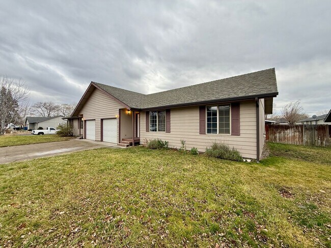 Foto del edificio - YOU DON'T WANT TO MISS OUT ON THIS OPEN LAYOUT HOME IN REDMOND!!