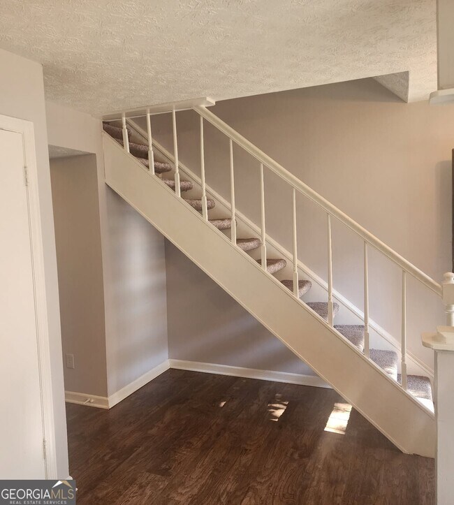 Foto del edificio - 6572 Sleepy Hollow Ln